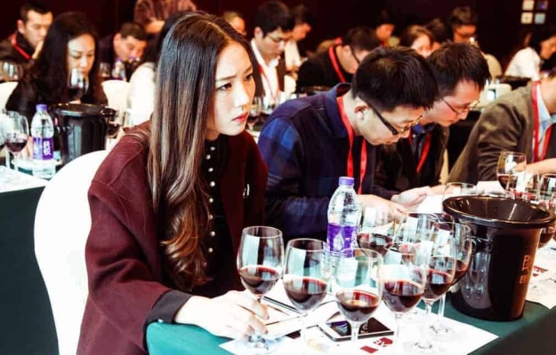 La Cina non brinda più. Duemila importatori fuori dal mercato
