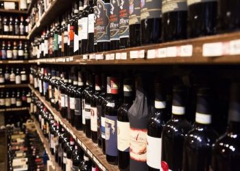 Vino a due velocità in gdo. Calano i volumi, ma aumenta il valore