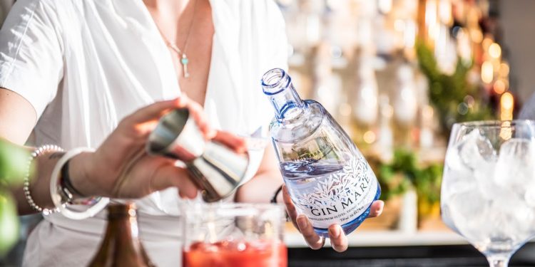 Il gin traina il semestre di Compagnia dei Caraibi