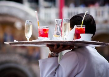 Mance ai camerieri, la tassa potrebbe scendere al 5%
