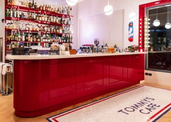 La moda si siede a tavola. A Milano il primo Cafè al mondo di Tommy Hilfiger