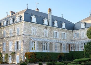 Bollinger si espande in Borgogna: acquisito Château d’Etroyes