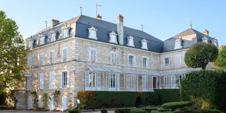 Bollinger si espande in Borgogna: acquisito Château d’Etroyes