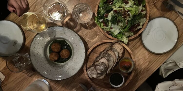 Sono 9,6 milioni i turisti enogastronomici in Italia (+13% sul 2019)