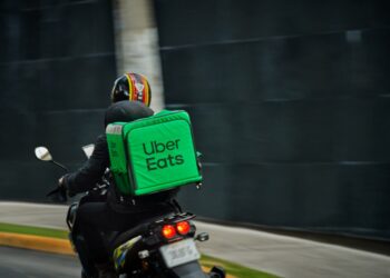 Altro colpo per il food delivery: Uber Eats lascia il Belpaese
