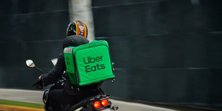 Altro colpo per il food delivery: Uber Eats lascia il Belpaese
