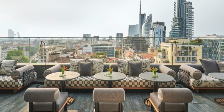 In hotel, l’happy hour si fa con vista. Le ultime tendenze dei rooftop bar