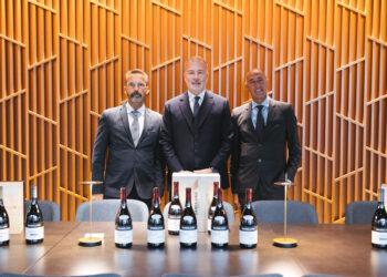 Da sinistra, l'enologo Alessandro Bonelli e Paolo e Guido Damilano