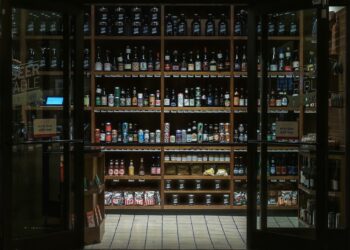 Consumi di vino in Gdo, volumi a -3% nel 2023. Ma cresce il valore (+2,6%)