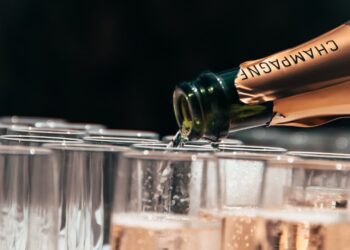 Champagne, fatturato stabile nel 2023. Volumi in calo (-8,2%)