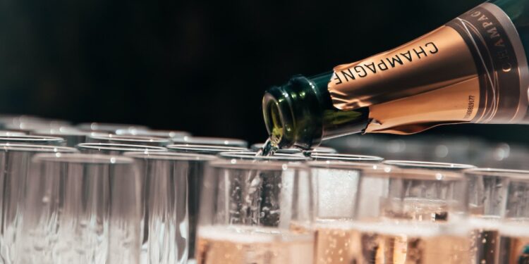 Champagne, fatturato stabile nel 2023. Volumi in calo (-8,2%)