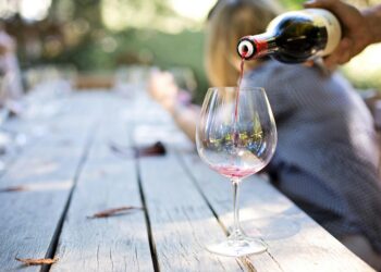 Cala l’export di vino italiano nel 2023: giù valore (-7,3%) e volume (-4,4%)