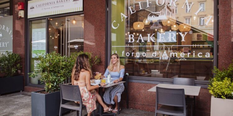 California Bakery sale a 16 locali e testa il franchising