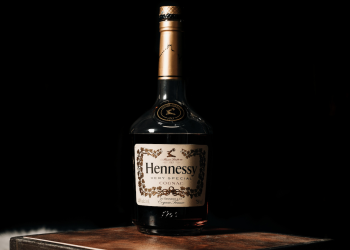 Lvmh, wine & spirits ancora in calo. Ricavi a 5,8 mld € nel 2024 (-11%)