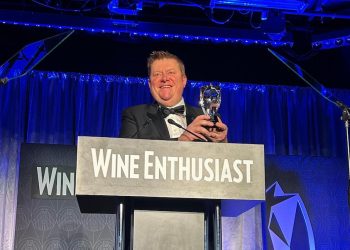 Silvano Brescianini ritira il premio International (Non-U.S.) Wine Region of the Year 2024 ai Wine Star Awards di Wine Enthusiast
