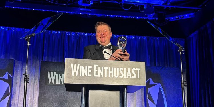 Silvano Brescianini ritira il premio International (Non-U.S.) Wine Region of the Year 2024 ai Wine Star Awards di Wine Enthusiast
