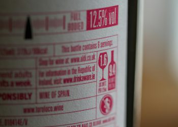 Possibili health warning sulle etichette di alcolici in Usa. Borsa in calo