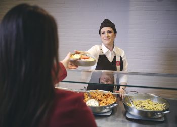 Un’immagine che ritrae il servizio svolto da Cirfood