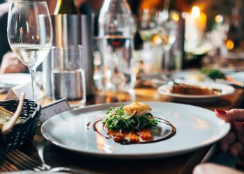 Stime lusso 2025: fine dining a 74 mld € (+5%) e vini a 93 mld (-5%)