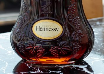 Il 2025 gela i conti del wine & spirits di Lvmh. Ricavi a 5,3 mld € (-9%)