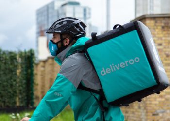 Dopo Glovo, anche Deliveroo è accusata di caporalato
