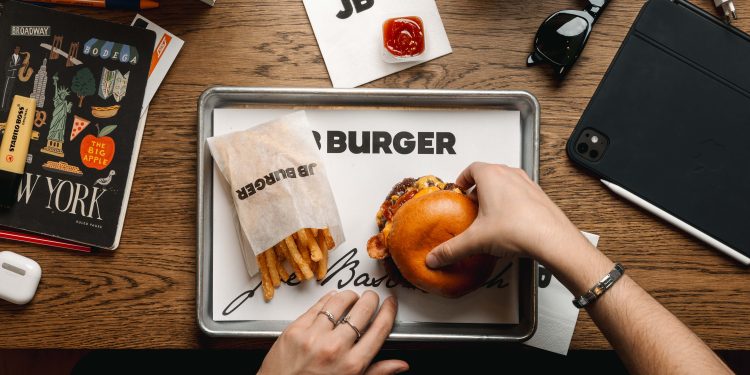 Joe Bastianich con Gioia Group per lo spin-off di Bun Burgers