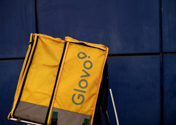 Glovo aumenta i salari dei rider di 200 euro dopo le accuse di caporalato