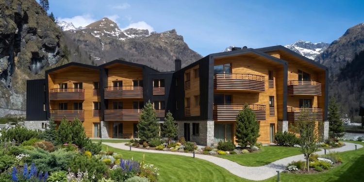Maio Group sale ad alta quota con il rifugio Bisa ad Alagna Valsesia